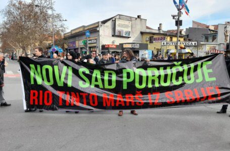 Activistas serbios bloquean carreteras para protestar contra una posible mina de litio