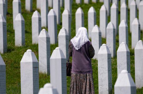 Alemania retira el plan de honrar a un historiador del Holocausto israelí por sus comentarios sobre Srebrenica