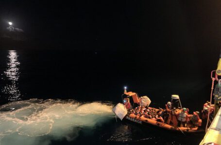 Casi 800 personas varadas en el mar en la víspera de Navidad en barcos de rescate