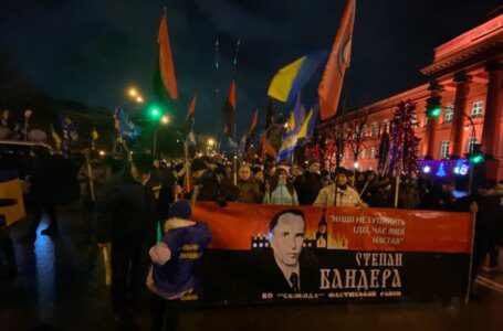 Cientos de ucranianos se manifiestan para honrar a un controvertido líder nacionalista