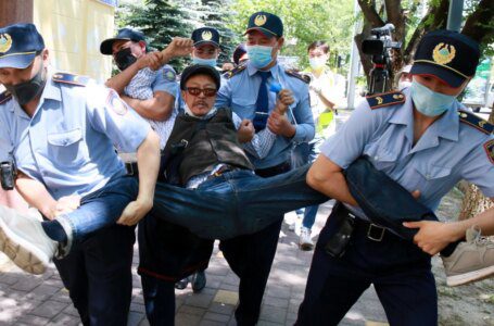 Dos activistas kazajos condenados por apoyar a grupos opositores prohibidos