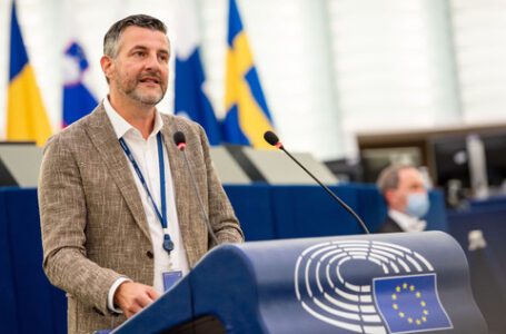 El Parlamento Europeo exige justicia tras la agresión a un eurodiputado “antivacunas