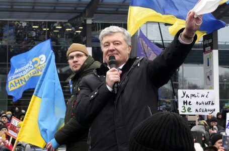 El ex presidente Poroshenko, desafiante, regresa a Ucrania para enfrentarse a los cargos de traición