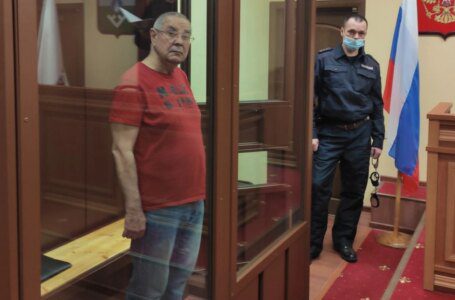 El padre condenado de un socio de Navalny ingresa en un centro de detención por “violar las restricciones