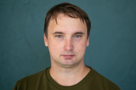 El periodista bielorruso encarcelado Kuznechyk se enfrenta a cargos penales