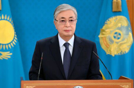 El presidente kazajo anuncia la retirada de las tropas de la OTSC y critica a su predecesor