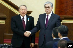 El presidente kazajo Qasym-Zhomart Toqaev (derecha) con su predecesor, Nursultan Nazarbaev. (foto de archivo)