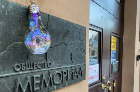 En el último golpe a la sociedad civil rusa, el tribunal ordena el cierre de un centro de derechos conmemorativos