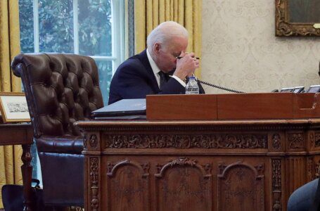 En una llamada con Zelenskiy, Biden promete actuar con decisión con los aliados si Rusia invade Ucrania