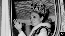 En fotos: La extraordinaria vida de Farah Pahlavi, la última emperatriz de Irán