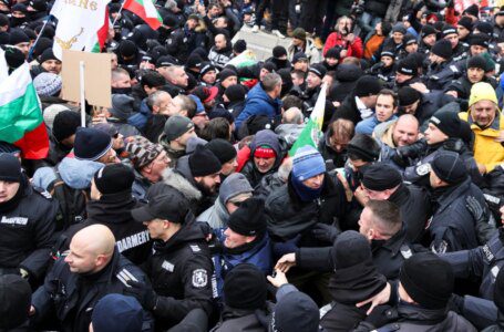 Manifestantes búlgaros se enfrentan a la policía frente al Parlamento por las restricciones del COVID