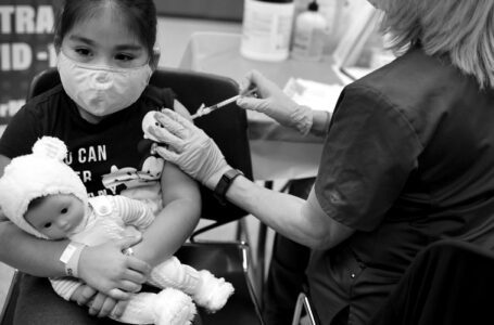 Por qué una vacuna de 3 dosis para niños pequeños podría funcionar