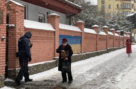 Rusia dice que se lanzó un cóctel molotov contra el consulado en Lviv, Ucrania, en medio de las crecientes tensiones
