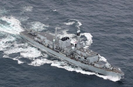 Un buque de guerra británico colisionó con un submarino ruso, según confirma el Ministerio de Defensa del Reino Unido
