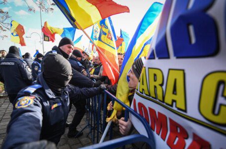 Manifestantes de extrema derecha intentan asaltar el Parlamento rumano por el pase de COVID-19