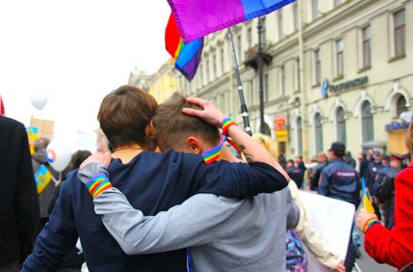 Los votantes húngaros piden que se respalde el referéndum anti-LGBTI de Orbán