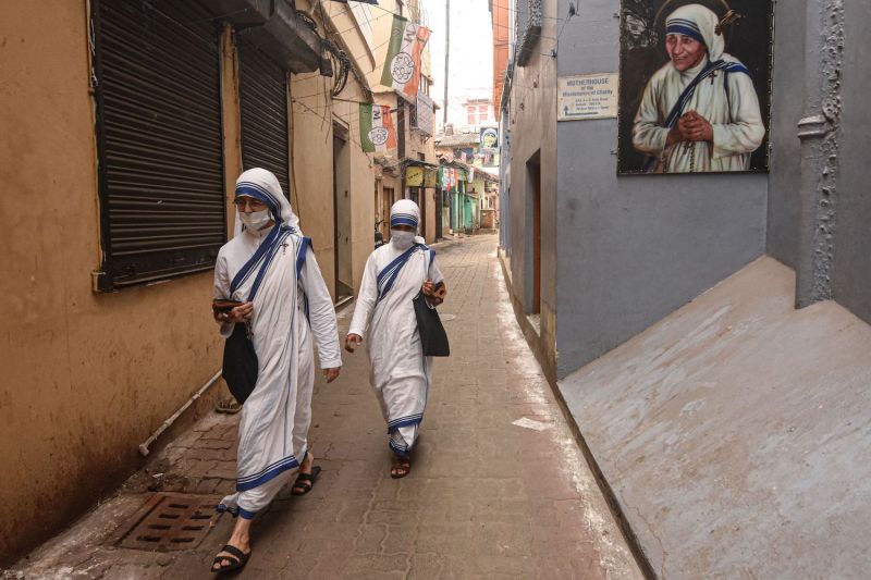 Monjas caminan cerca de la entrada de la sede de las Misioneras de la Caridad en Calcuta el 28 de diciembre.