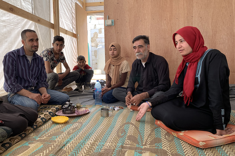 Una familia de retornados libaneses se ha mudado recientemente a una tienda de campaña en Arsal después de no poder pagar el alquiler debido a la agobiante crisis económica.
