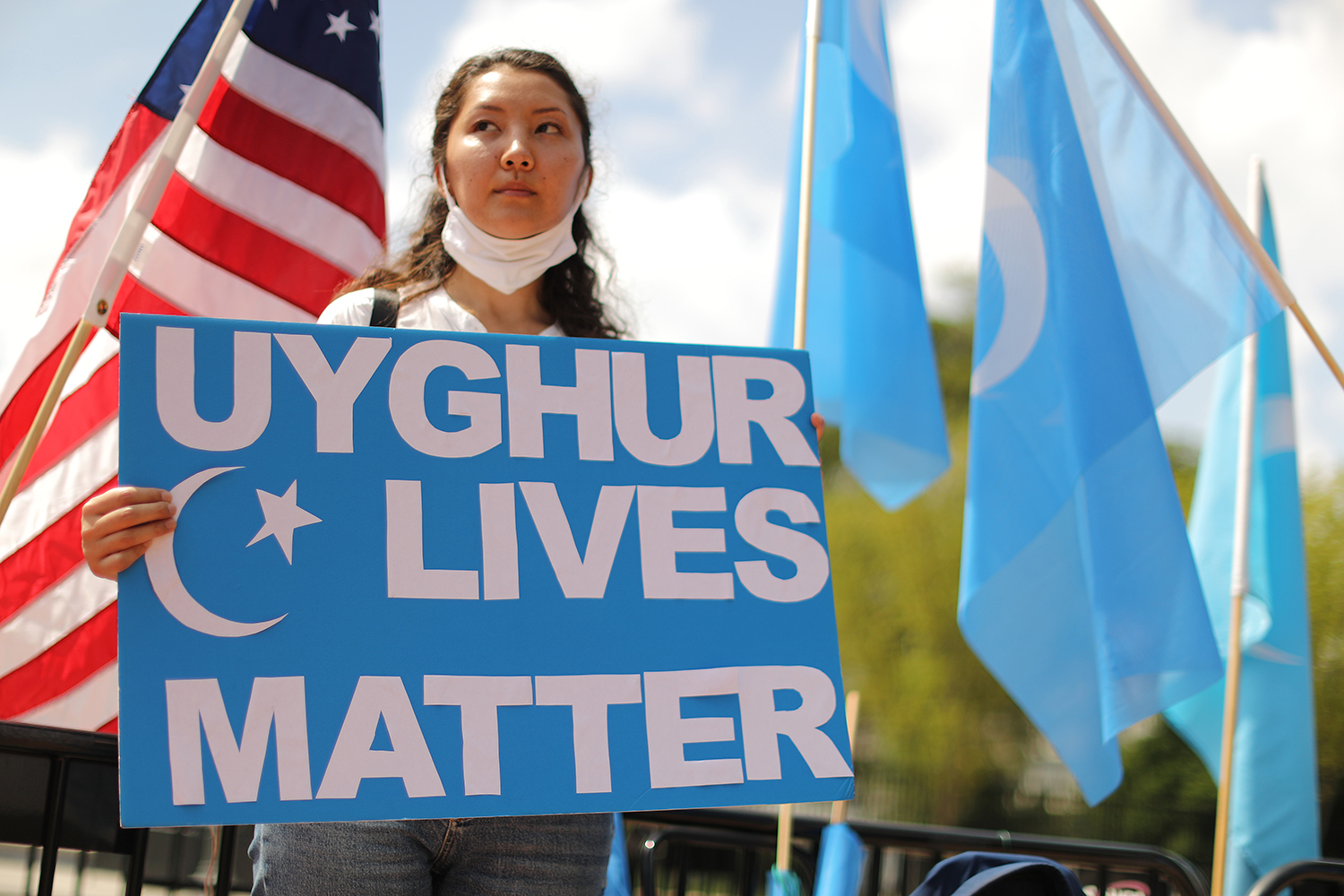 Simpatizantes y miembros del Movimiento del Despertar Nacional del Turquestán Oriental se concentran frente a la Casa Blanca para instar a Estados Unidos a que ponga fin a los acuerdos comerciales con China y tome medidas para detener la opresión de los uigures el 14 de agosto de 2020 en Washington, DC.