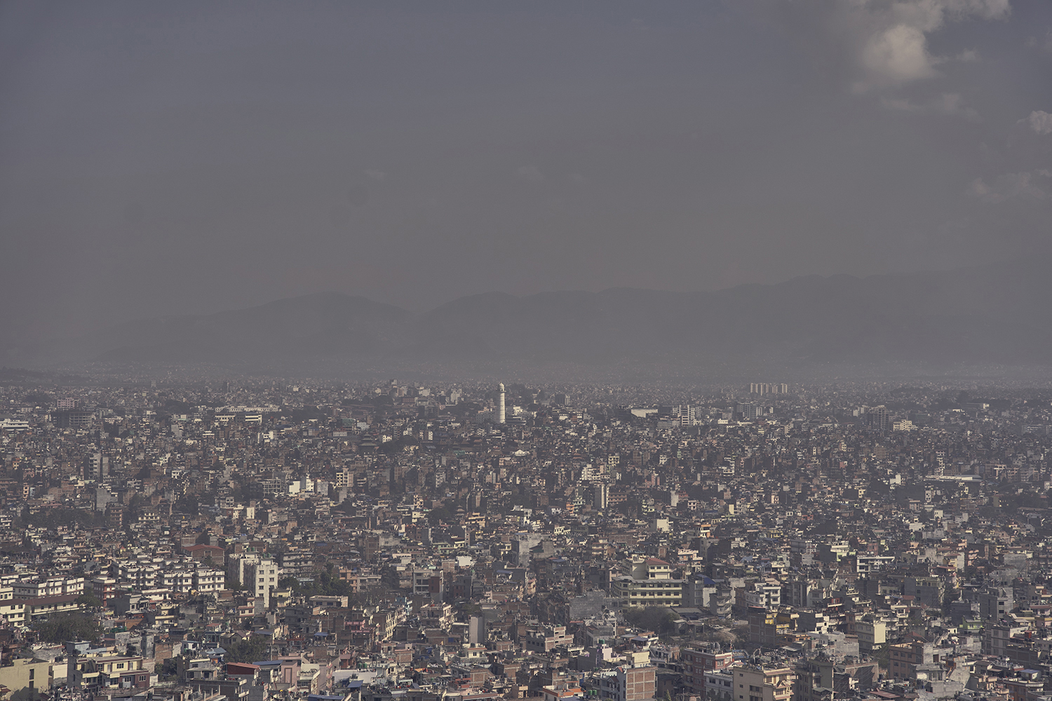 Edificios de Katmandú envueltos por el aire contaminado de la ciudad el 20 de febrero.