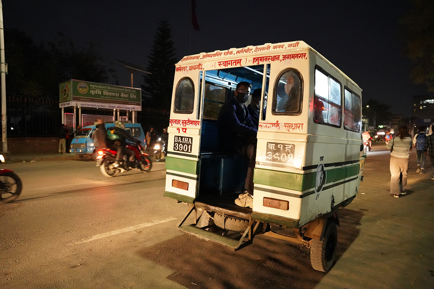 Un tempo de tres ruedas espera a los pasajeros para llenar sus asientos en Ratnapark, una estación de autobuses local en Katmandú el 17 de febrero.