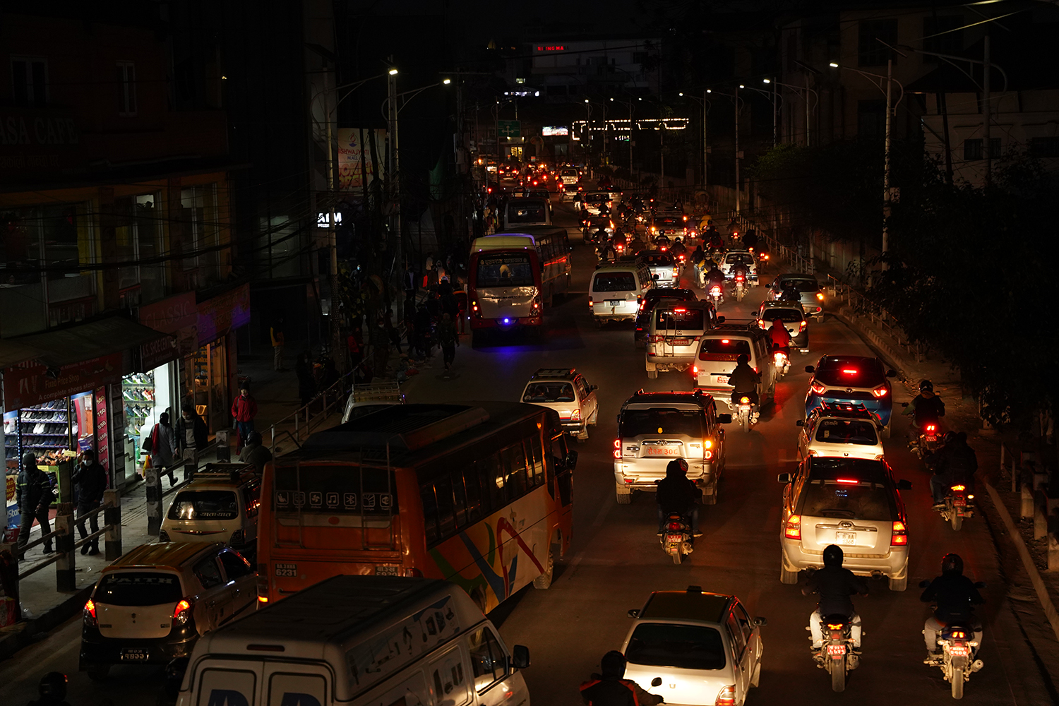 El tráfico avanza por una carretera muy transitada en Katmandú el 17 de febrero.