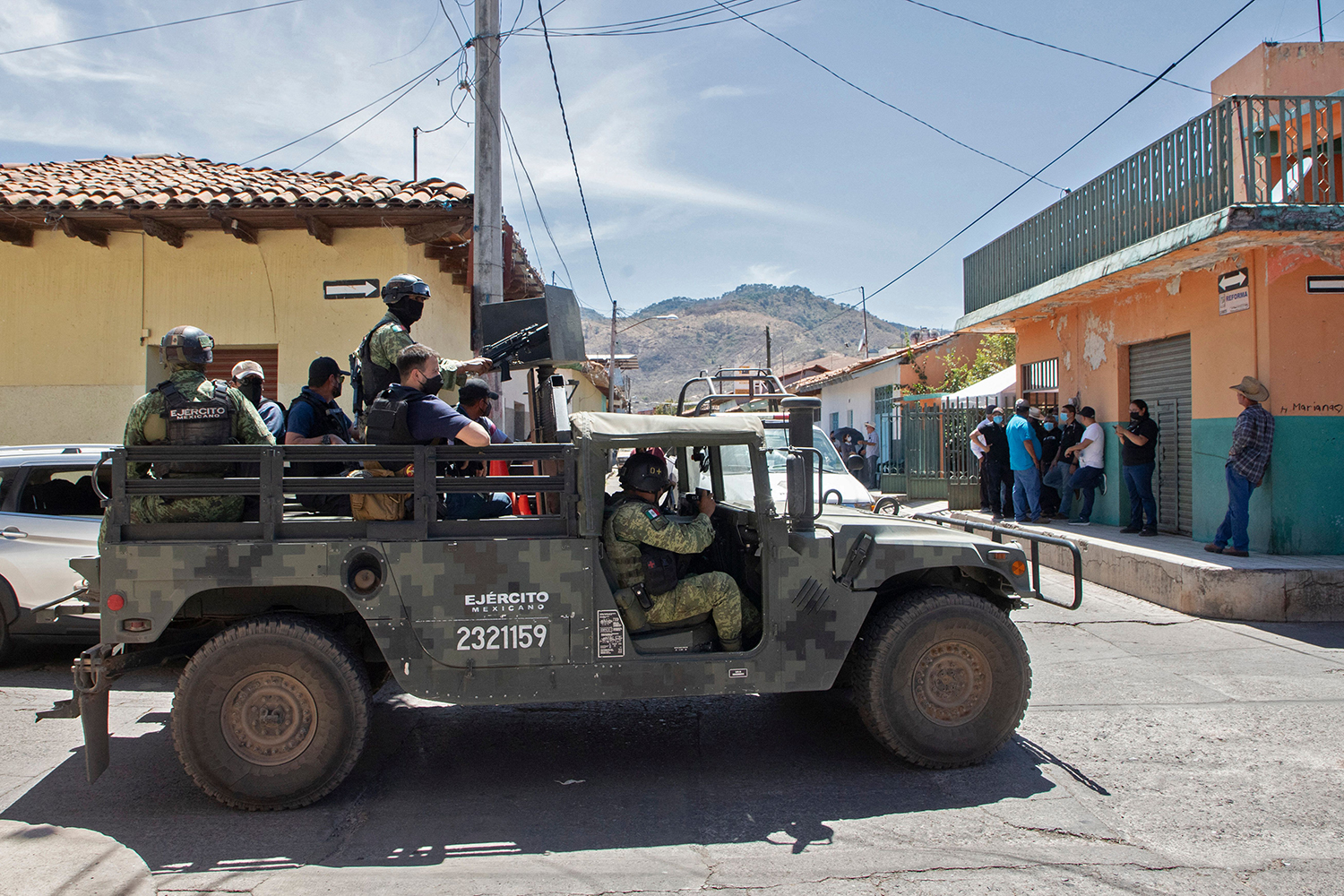 Soldados patrullan las calles durante el funeral del alcalde César Arturo Valencia, en Aguililla, estado de Michoacán, México, el 11 de marzo.