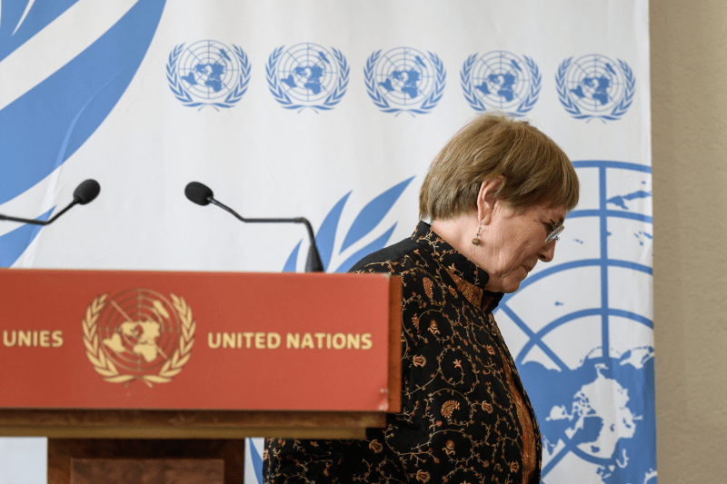 La Alta Comisionada de las Naciones Unidas para los Derechos Humanos, Michelle Bachelet, sale después de dirigirse a la prensa en la jornada inaugural de la 50ª sesión del Consejo de Derechos Humanos de la ONU en Ginebra el 13 de junio.