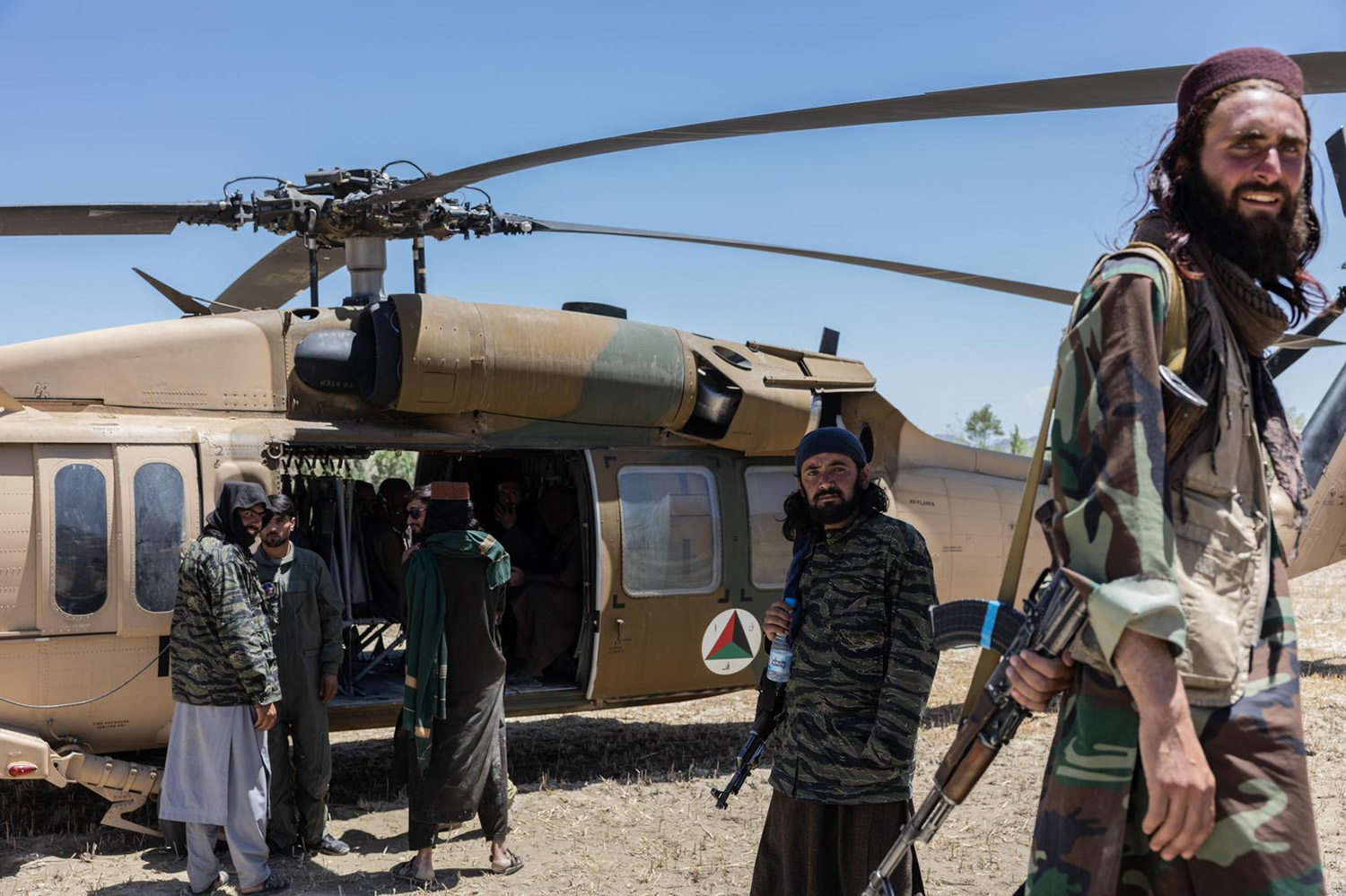 Miembros de los talibanes delante de un helicóptero Blackhawk.