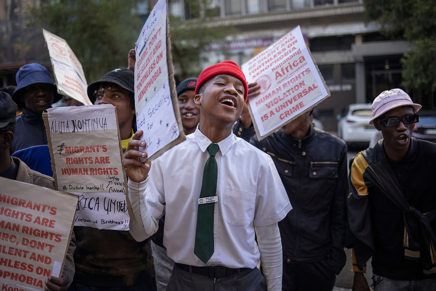 Estudiantes de secundaria y activistas protestan contra la xenofobia en Sudáfrica.