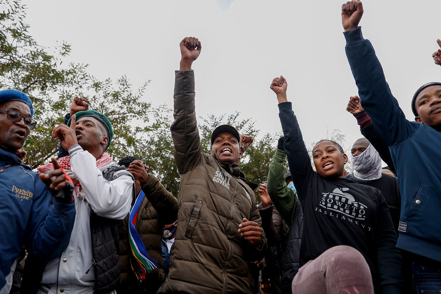 Lux (centro) levanta el puño junto a los residentes de Soweto.