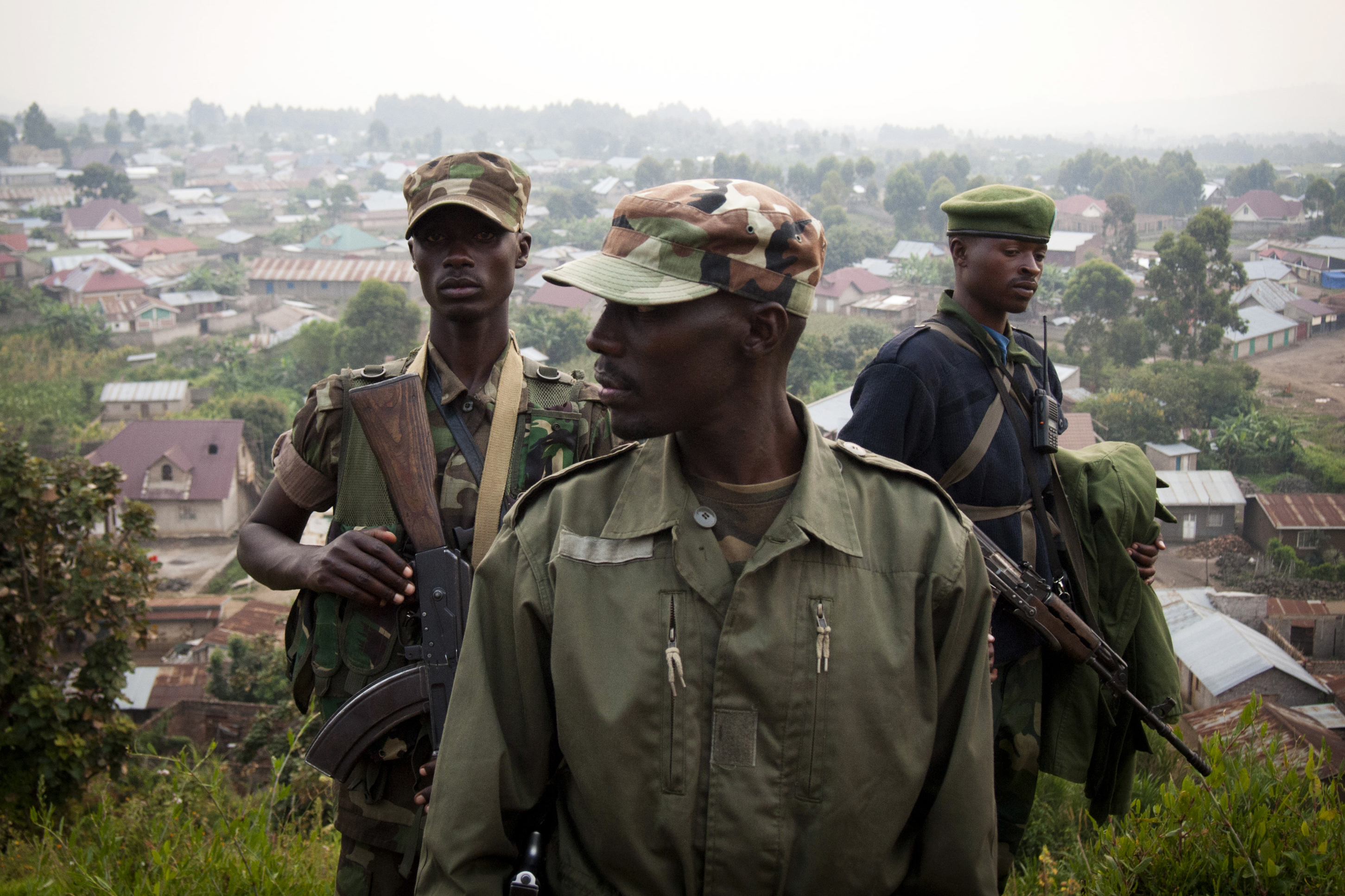El general Sultani Makenga (centro), jefe del grupo rebelde M23, camina por una colina en Bunagana, Congo, el 8 de julio de 2012.