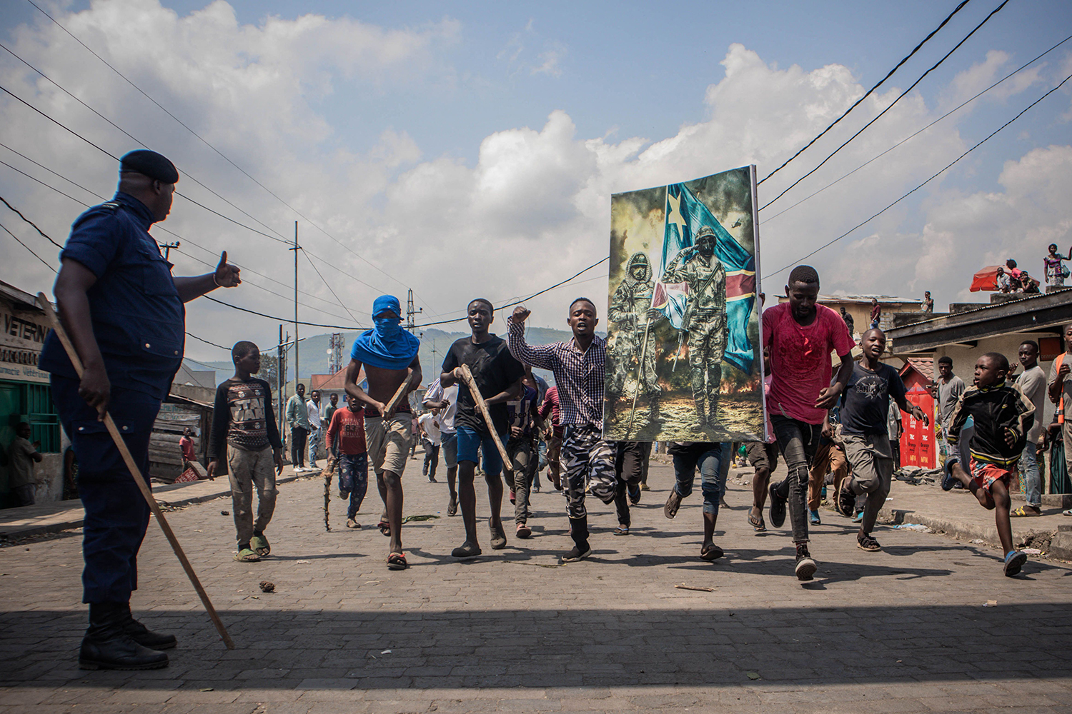 Los manifestantes llevan un cartel en honor a las fuerzas armadas de la República Democrática del Congo durante una protesta en Goma el 15 de junio. Varios miles de personas se manifestaron para mostrar su apoyo al ejército congoleño.