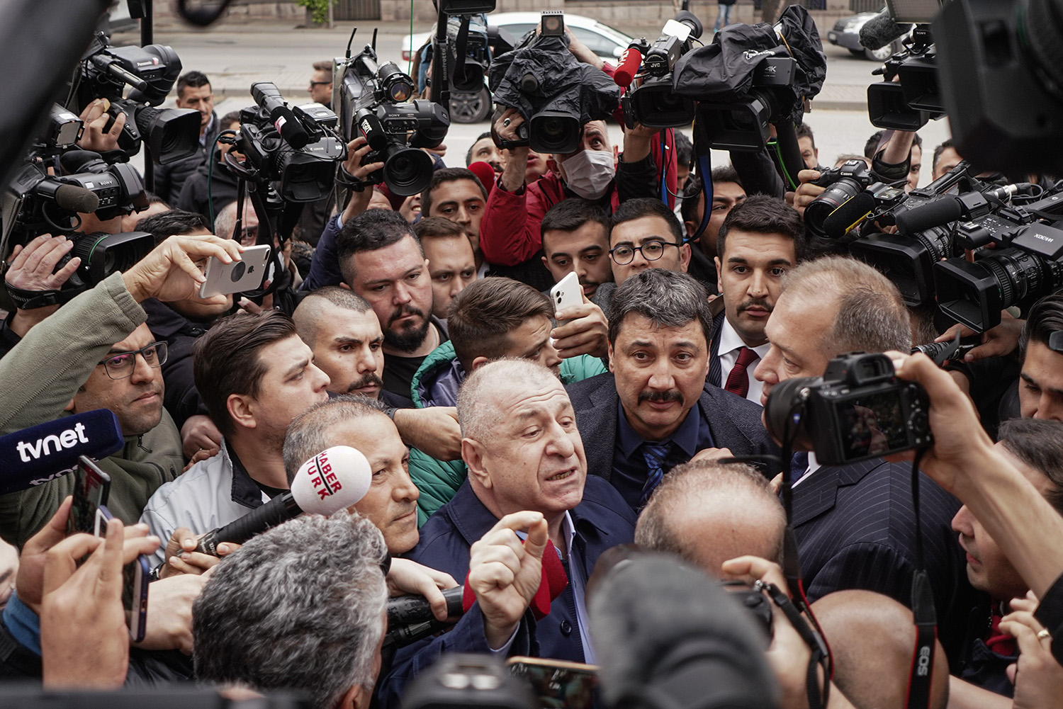 El presidente del Partido de la Victoria, Umit Ozdag, se dirige a los medios de comunicación ante la Gran Asamblea Nacional Turca
