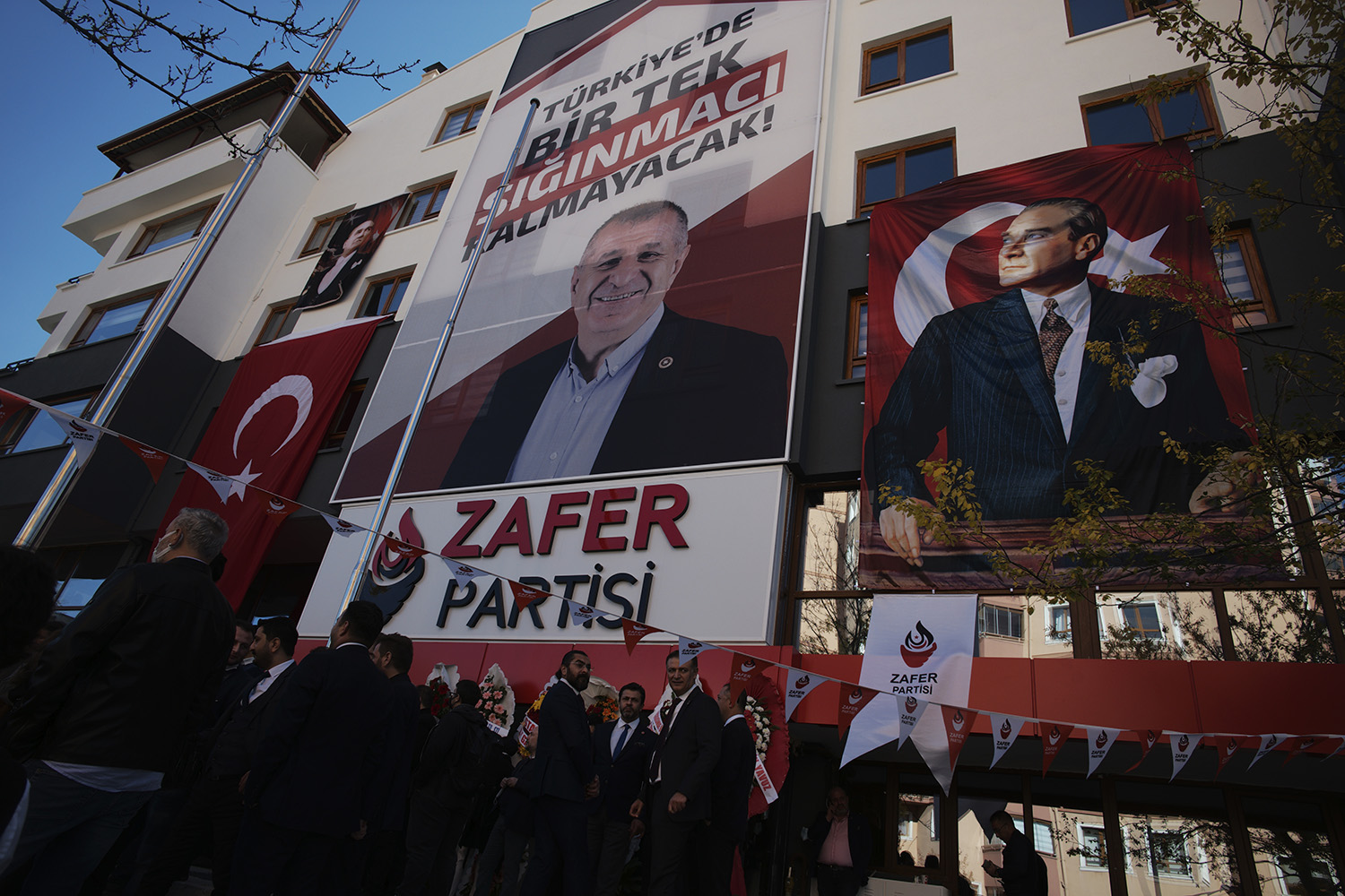 Una pancarta que dice "¡Ni un solo solicitante de asilo se quedará en Turquía!" y una foto de Umit Ozdag se exhibe en la sede del Partido de la Victoria en Turquía.