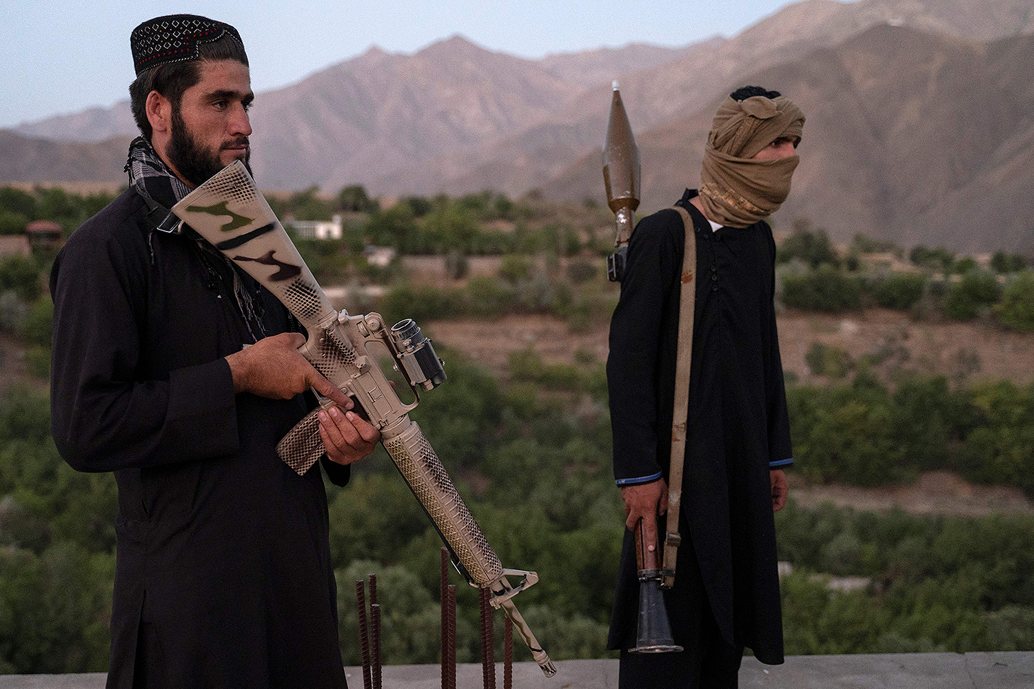 Los combatientes talibanes sostienen armas
