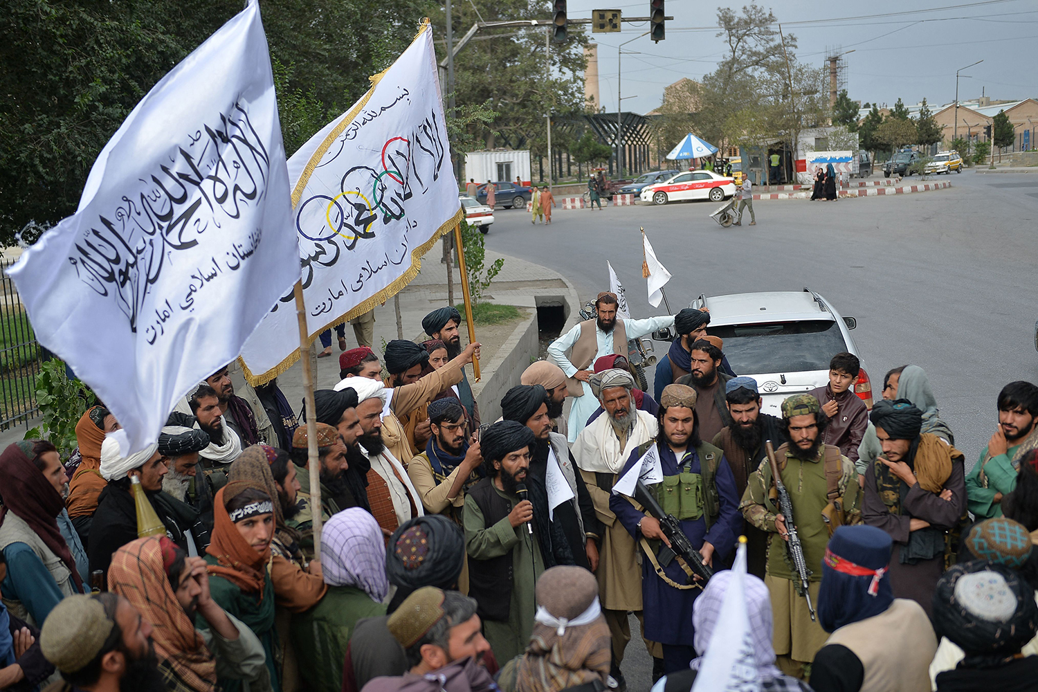 Los combatientes sostienen banderas talibanes