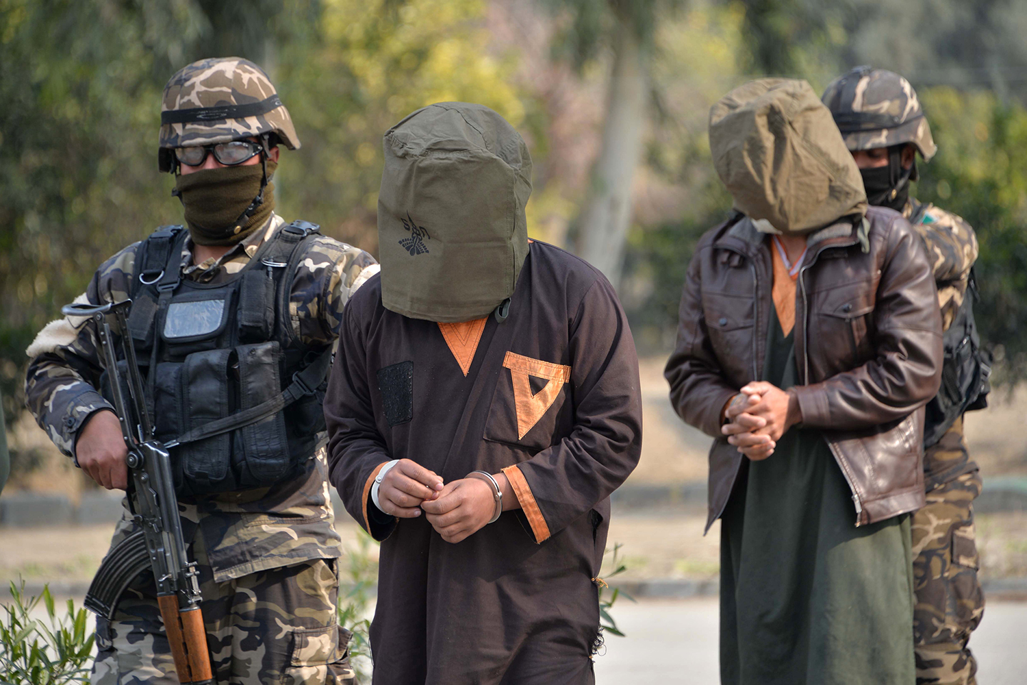 Talibanes escoltados por las fuerzas de seguridad