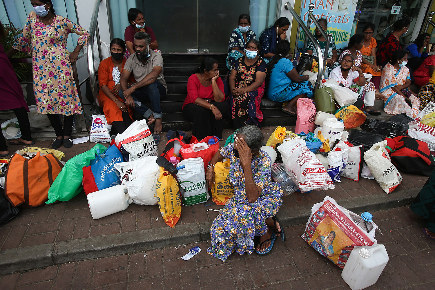 La gente espera para comprar aceite de queroseno en Sri Lanka.