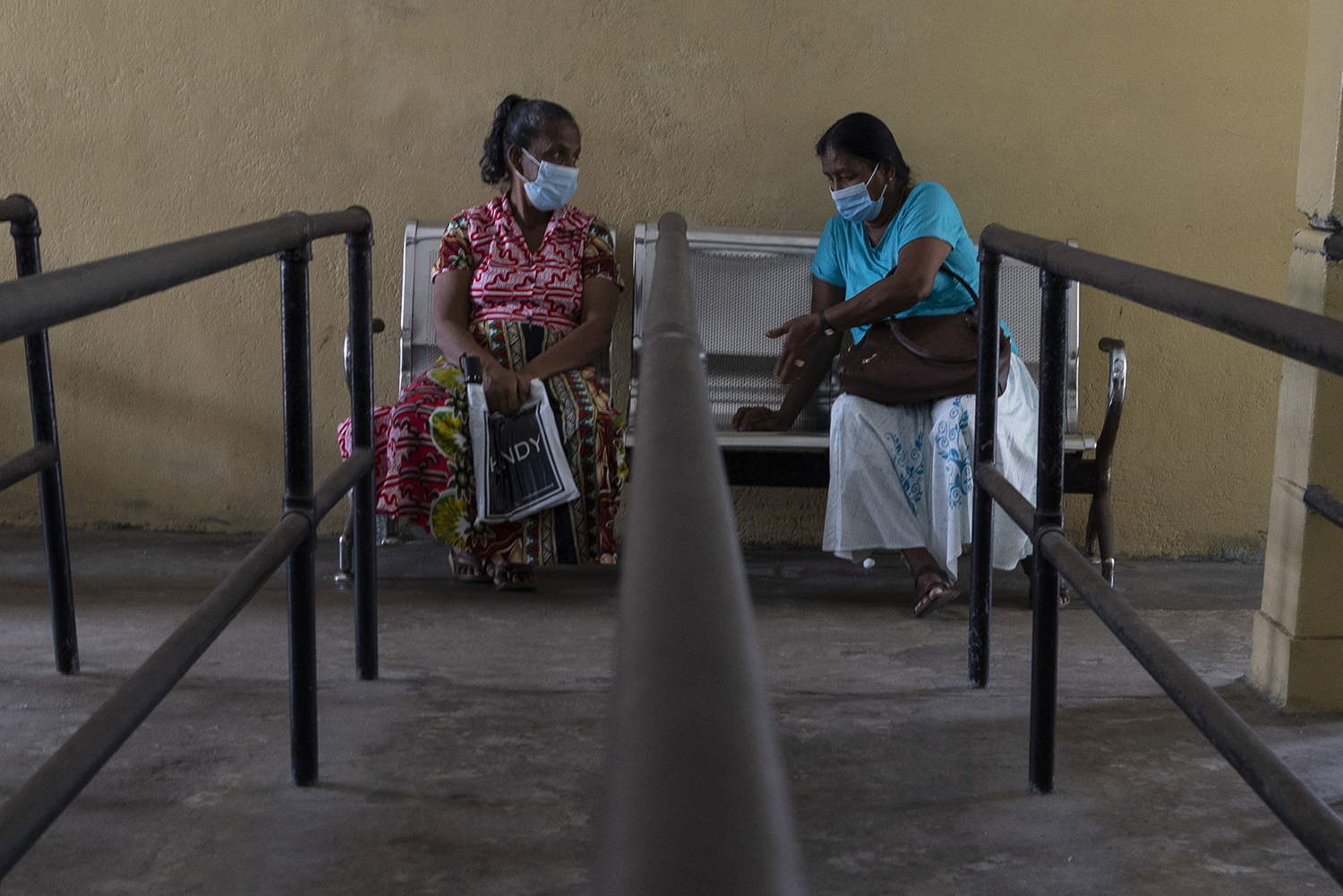 Pacientes de Sri Lanka esperan para recibir medicamentos durante una escasez de suministros.
