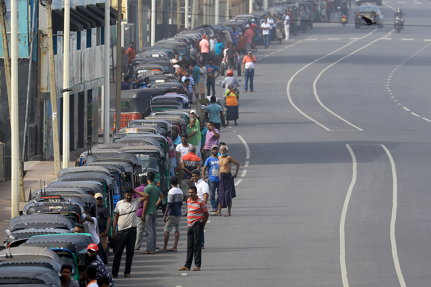 Los conductores de tuk-tuk de Sri Lanka hacen cola para comprar gasolina.