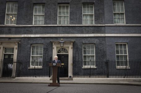 Johnson renuncia y deja los dolores de cabeza del Brexit a su sucesor