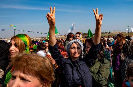 Las clases de “ciencia de las mujeres” se enfrentan al patriarcado en el noreste de Siria, en manos de los kurdos