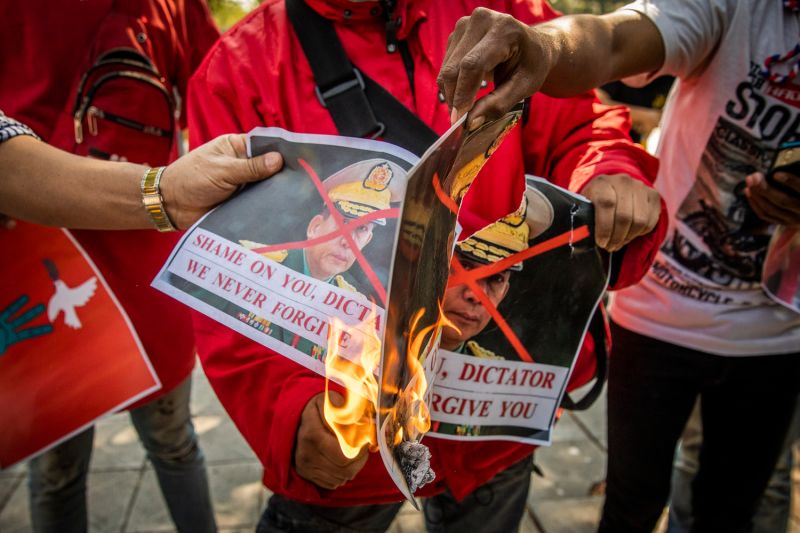Manifestantes birmanos queman un retrato del general Min Aung Hlaing.