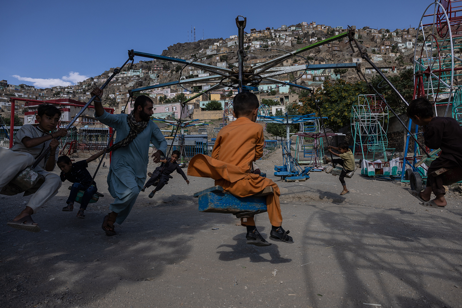Unos niños juegan al aire libre en Kabul.