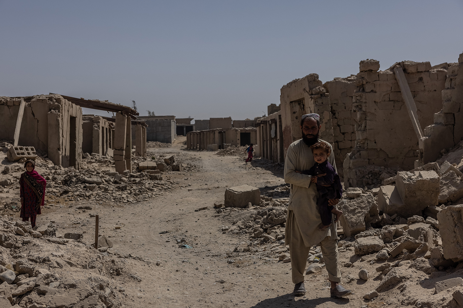Los residentes se encuentran entre los escombros en Sangin, provincia de Helmand, tras los combates entre los talibanes y las fuerzas británicas.