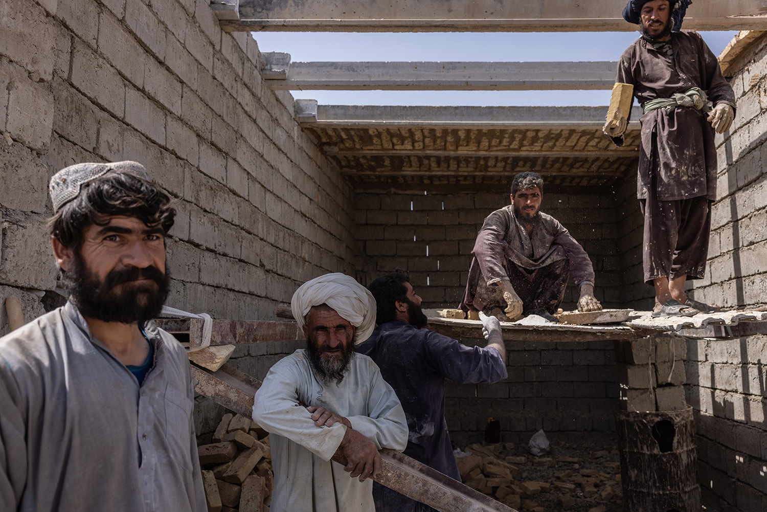 Trabajadores de la construcción comienzan a reconstruir sus casas en Helmand, Afganistán, en septiembre de 2021.