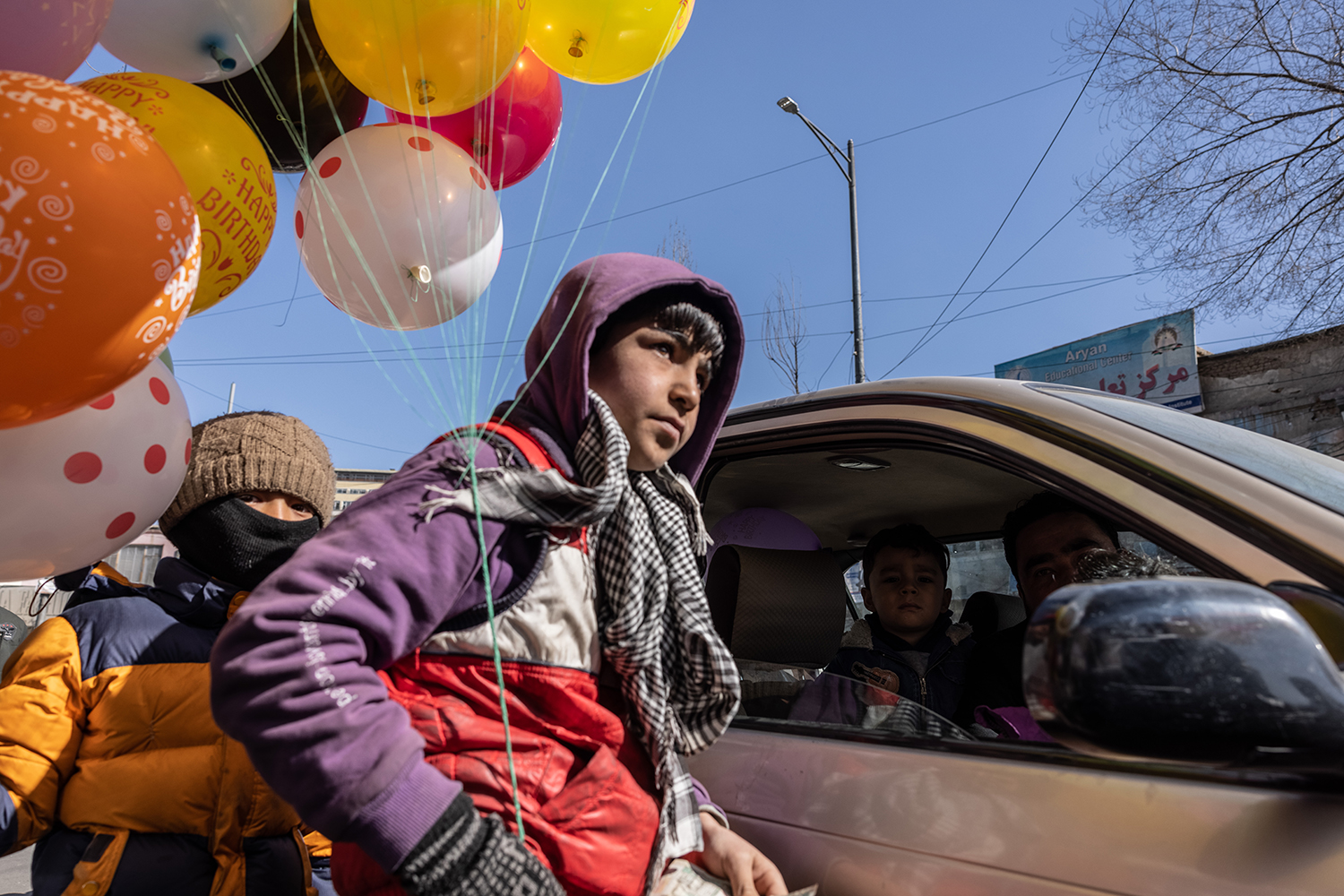Los niños trabajan en las calles de Kabul.