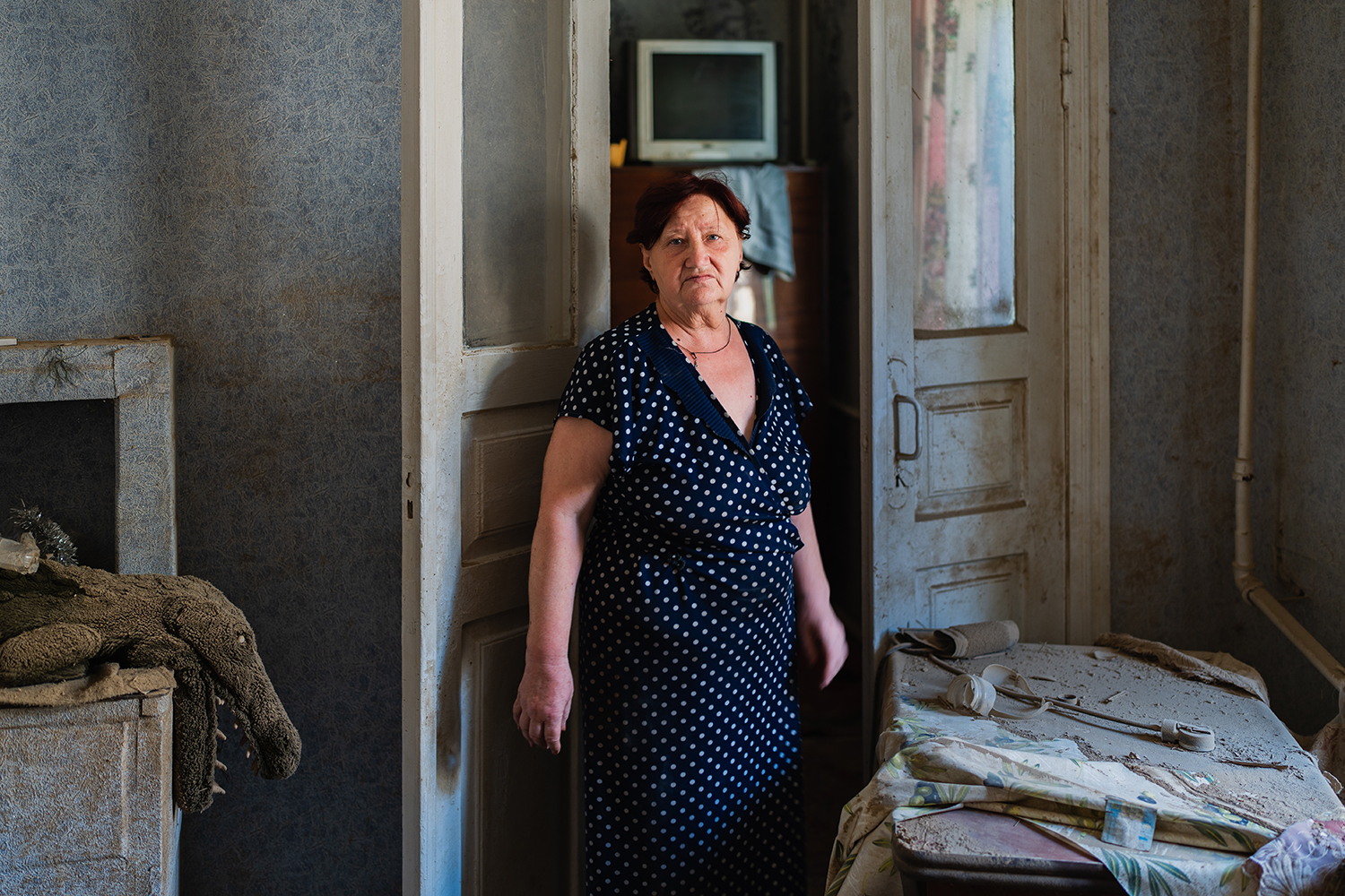 Antonina, de 62 años, en el interior de su casa.