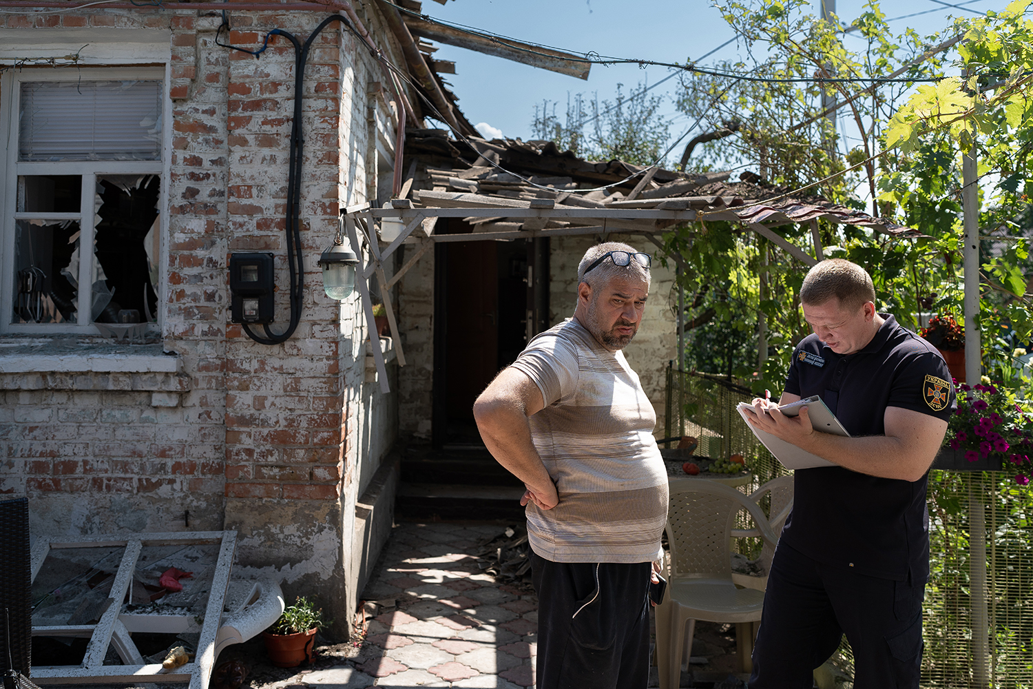 Un oficial hace un registro del ataque aéreo que afectó a la casa de Eduard.